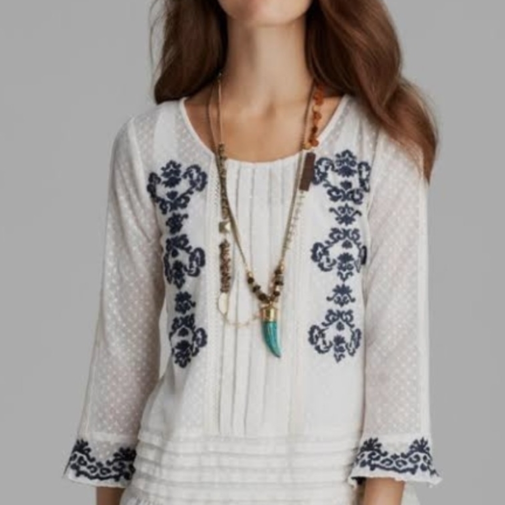 FREE PEOPLE Chic White and Blue Embroidered Long Sleeve Top. Size M